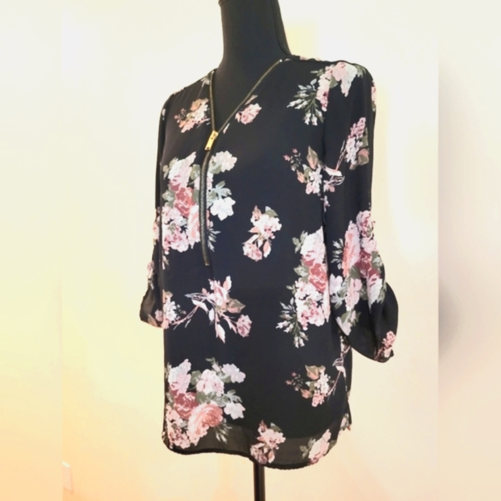 Rue21 Black and Pink Floral Dressy Top W/Gold Accents‎ (Size Small)
